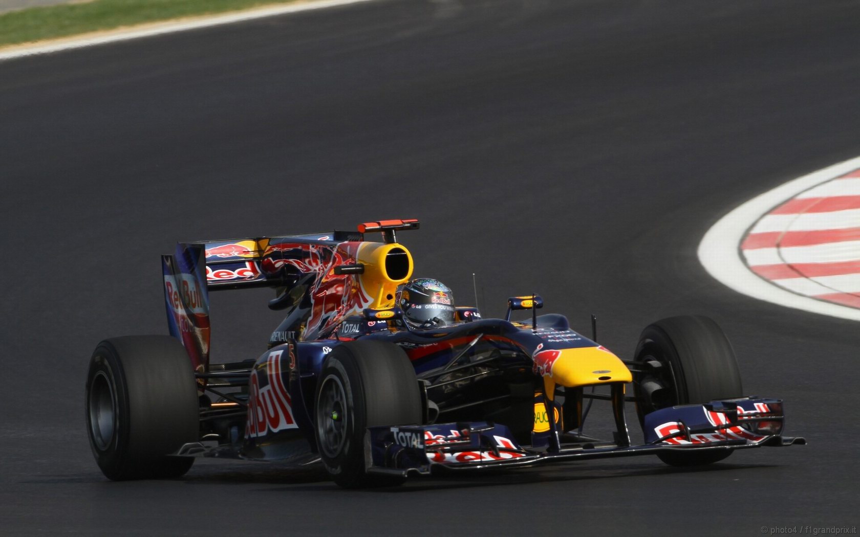 SEBASTIAN VETTEL WORLD CHAMPION 2010 1680x1050