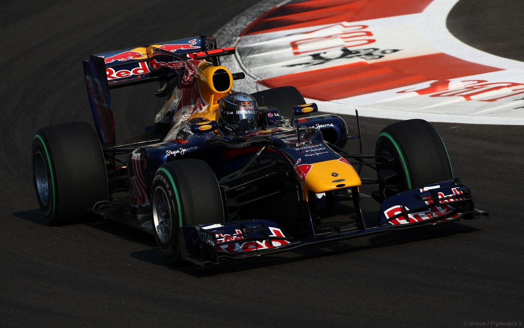 SEBASTIAN VETTEL WORLD CHAMPION 2010 1680x1050