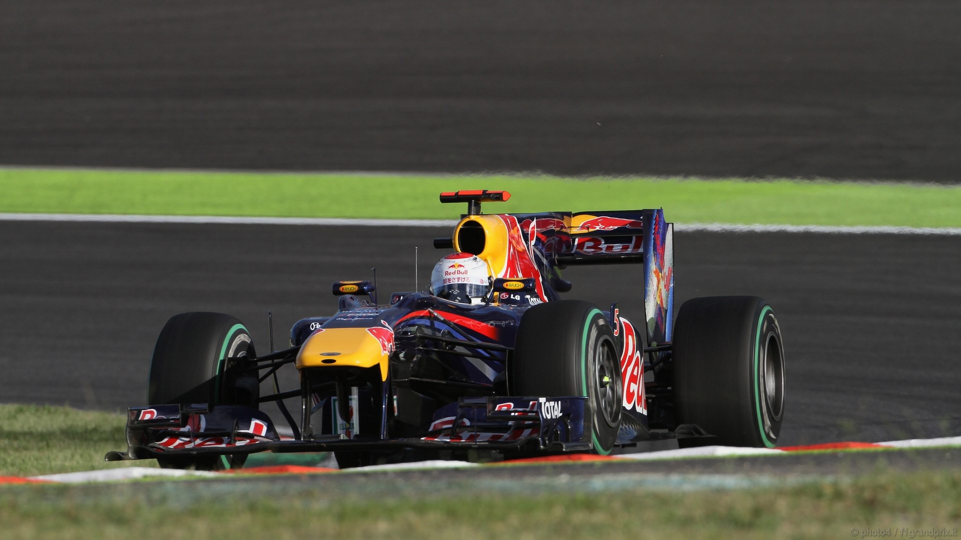 SEBASTIAN VETTEL WORLD CHAMPION 2010 1920x1080