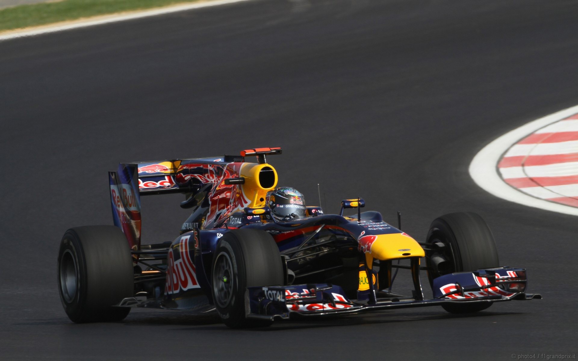 SEBASTIAN VETTEL WORLD CHAMPION 2010 1920x1200