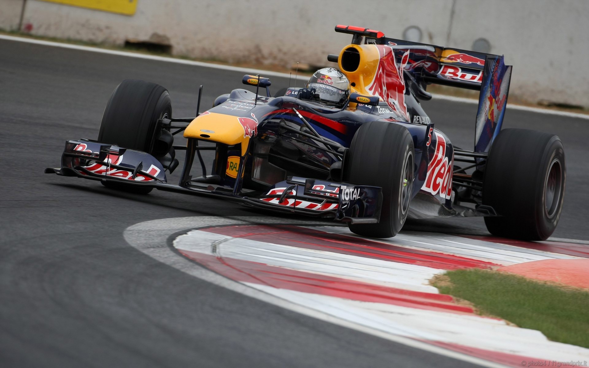 SEBASTIAN VETTEL WORLD CHAMPION 2010 1920x1200