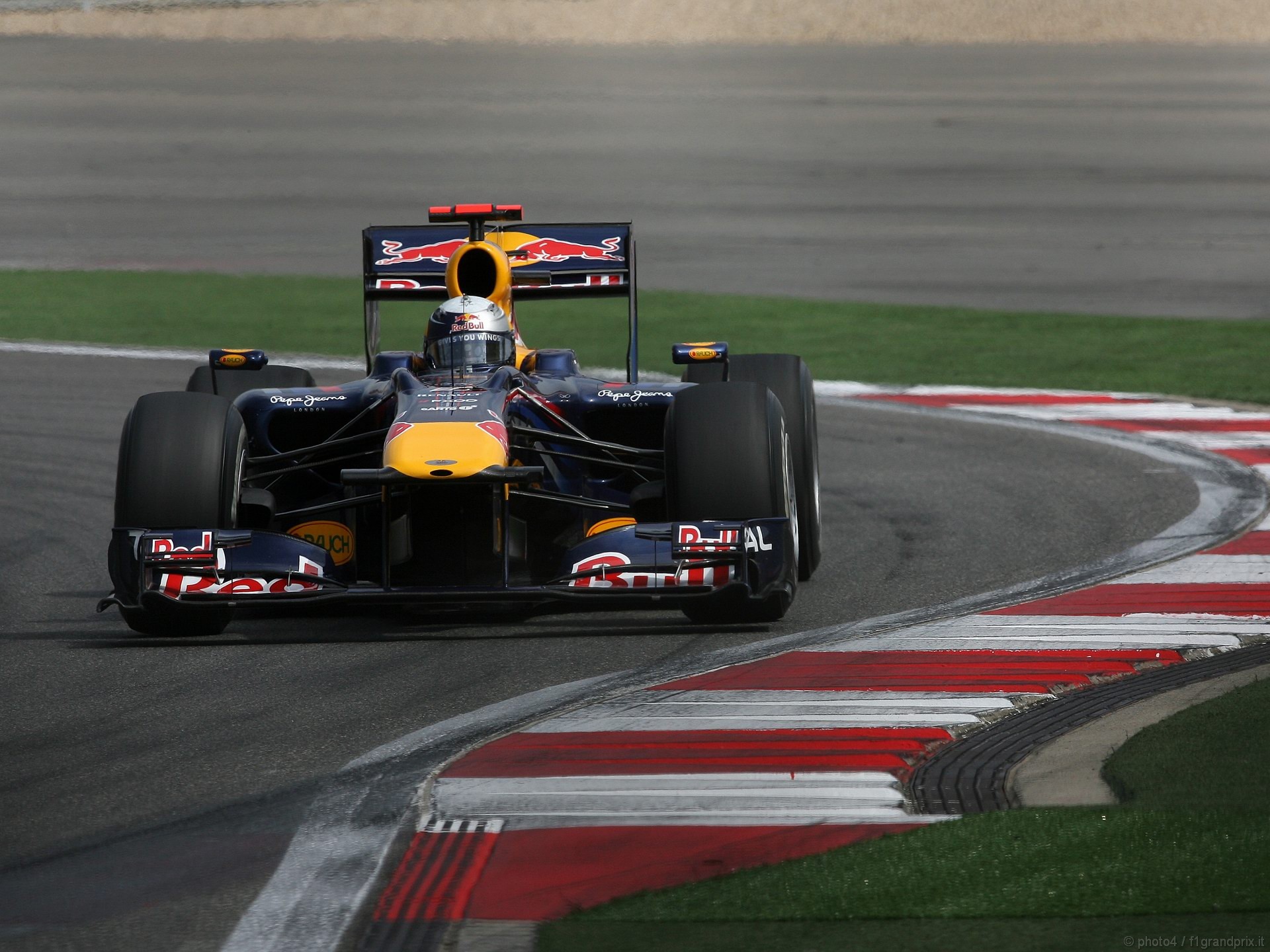SEBASTIAN VETTEL WORLD CHAMPION 2010 1920x1440