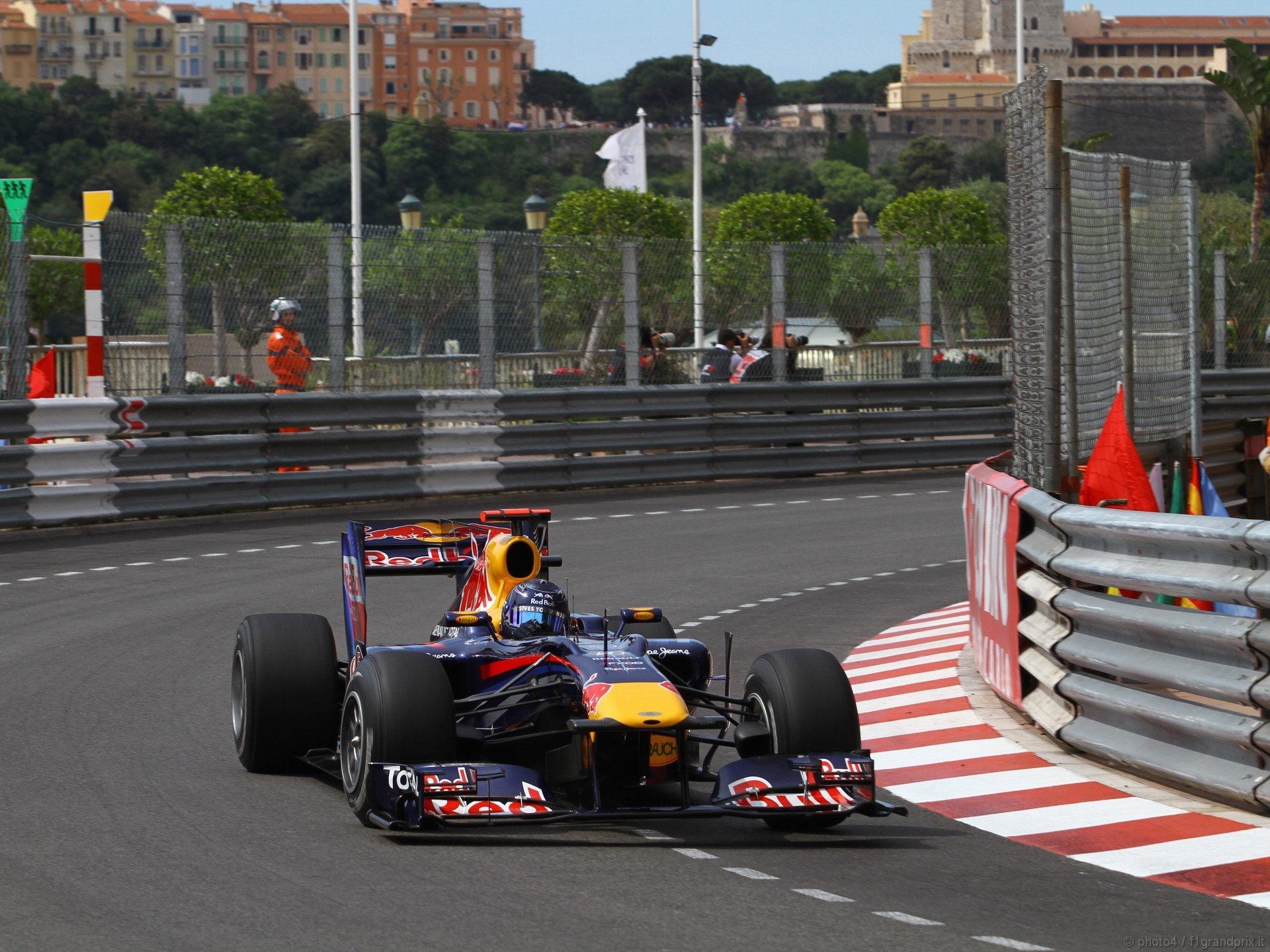 SEBASTIAN VETTEL WORLD CHAMPION 2010 1920x1440
