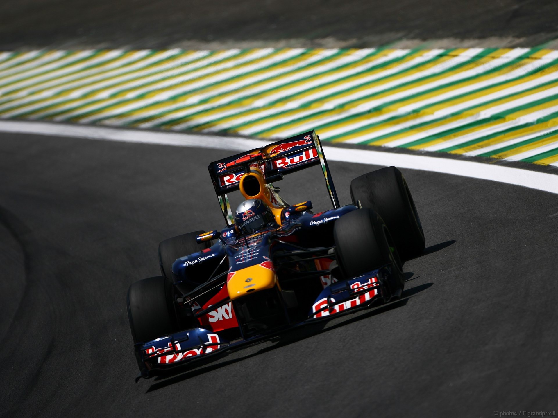 SEBASTIAN VETTEL WORLD CHAMPION 2010 1920x1440