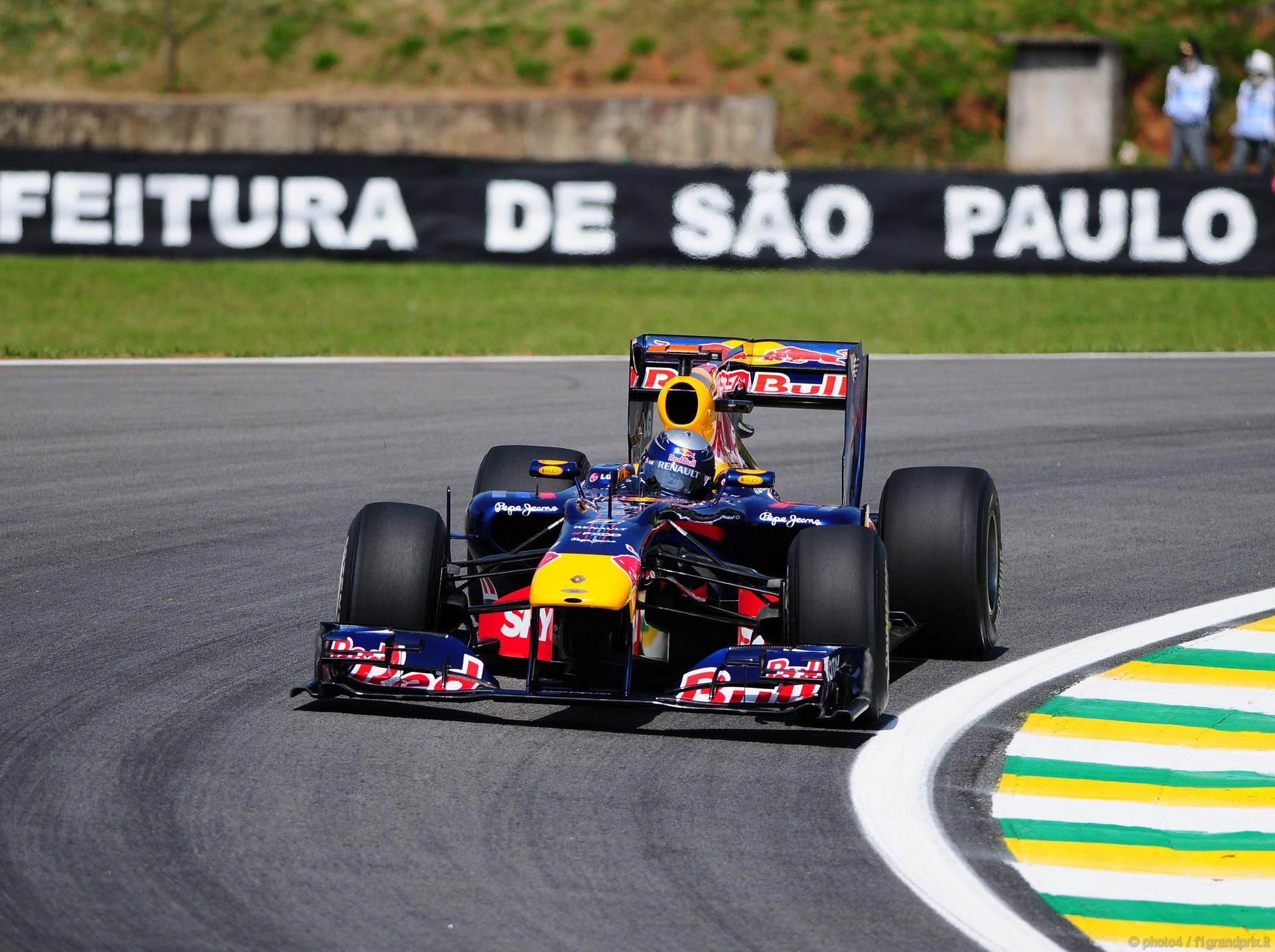 SEBASTIAN VETTEL WORLD CHAMPION 2010 1920x1440