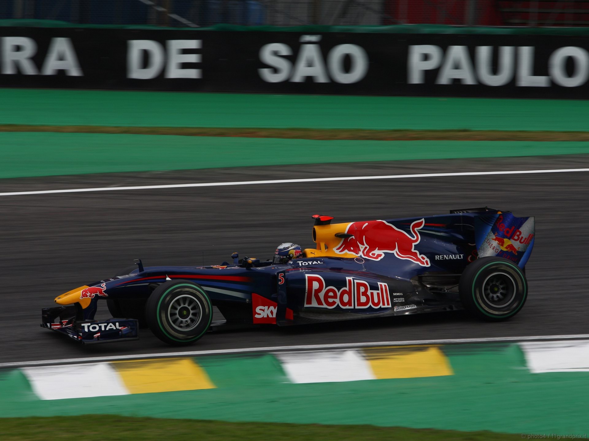 SEBASTIAN VETTEL WORLD CHAMPION 2010 1920x1440