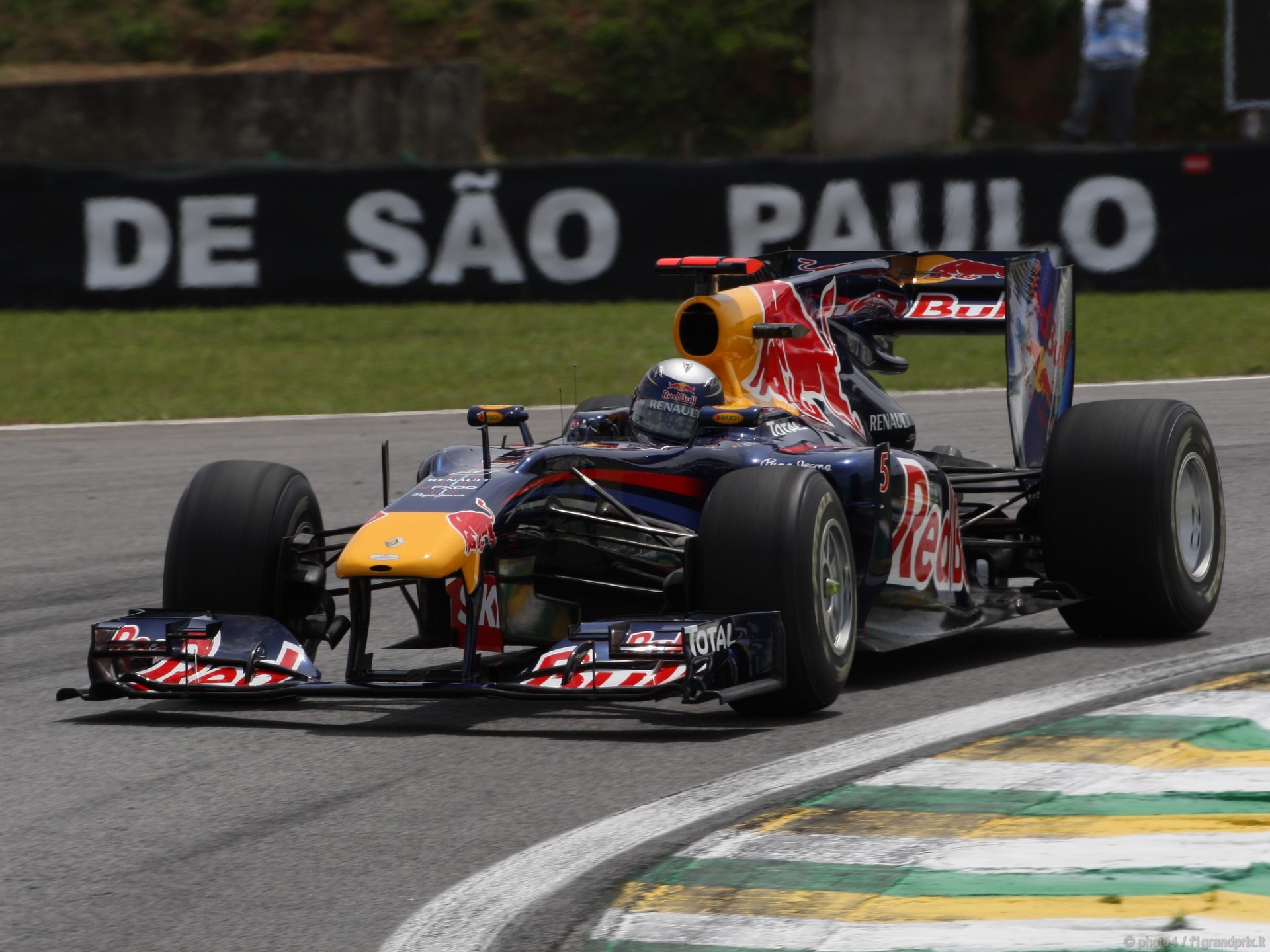 SEBASTIAN VETTEL WORLD CHAMPION 2010 1920x1440