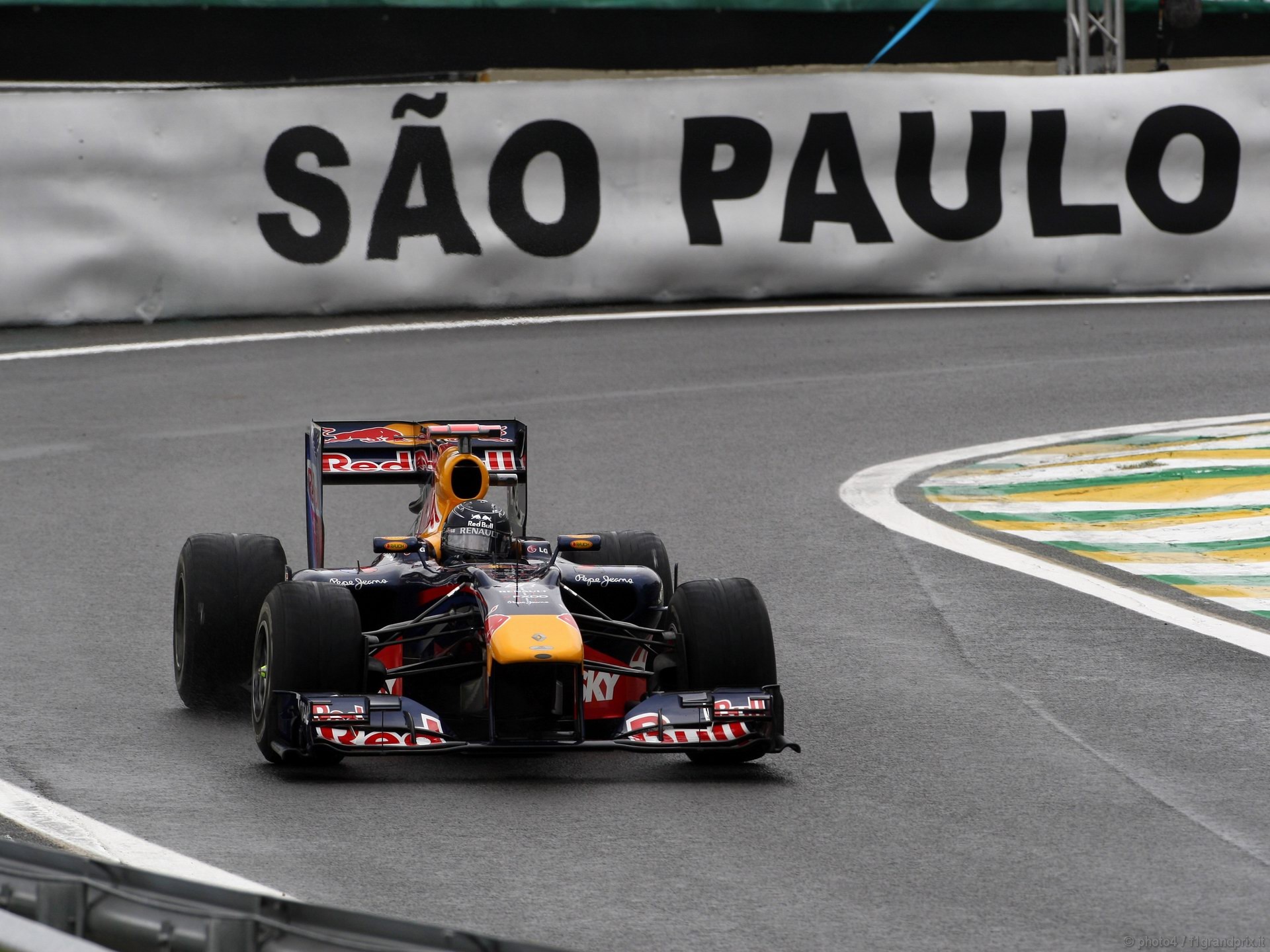 SEBASTIAN VETTEL WORLD CHAMPION 2010 1920x1440