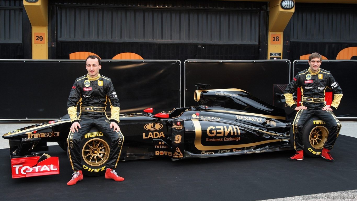 Lotus Renault R31 1366x768