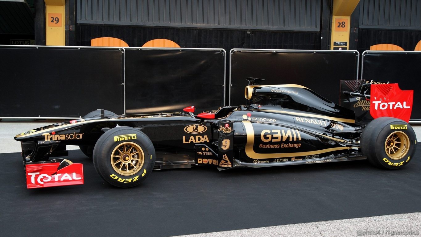 Lotus Renault R31 1366x768