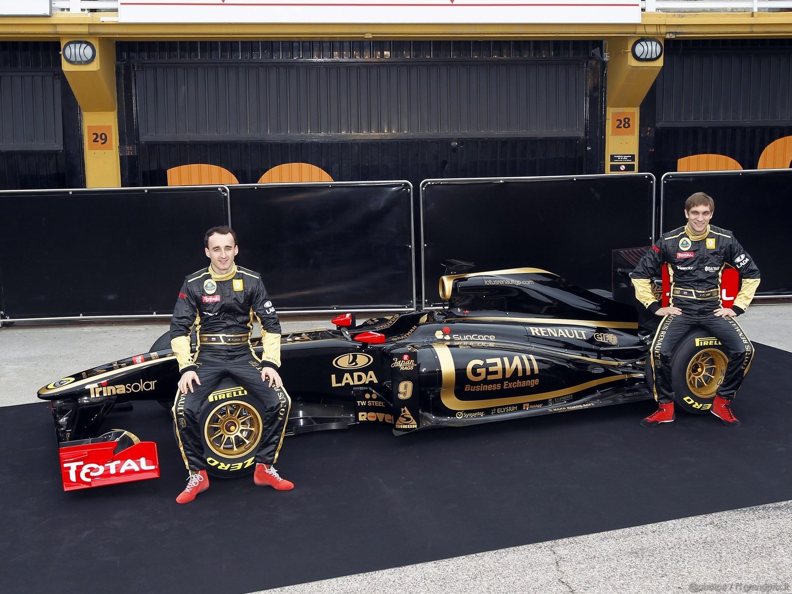 Lotus Renault R31 1600x1200