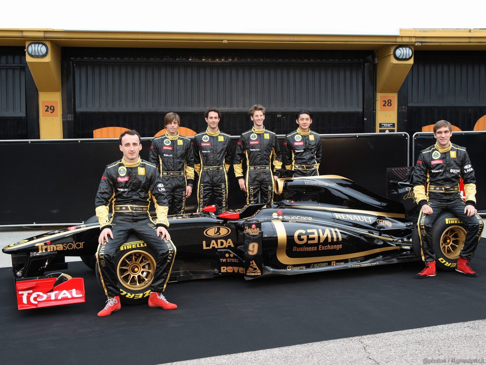 Lotus Renault R31 1600x1200