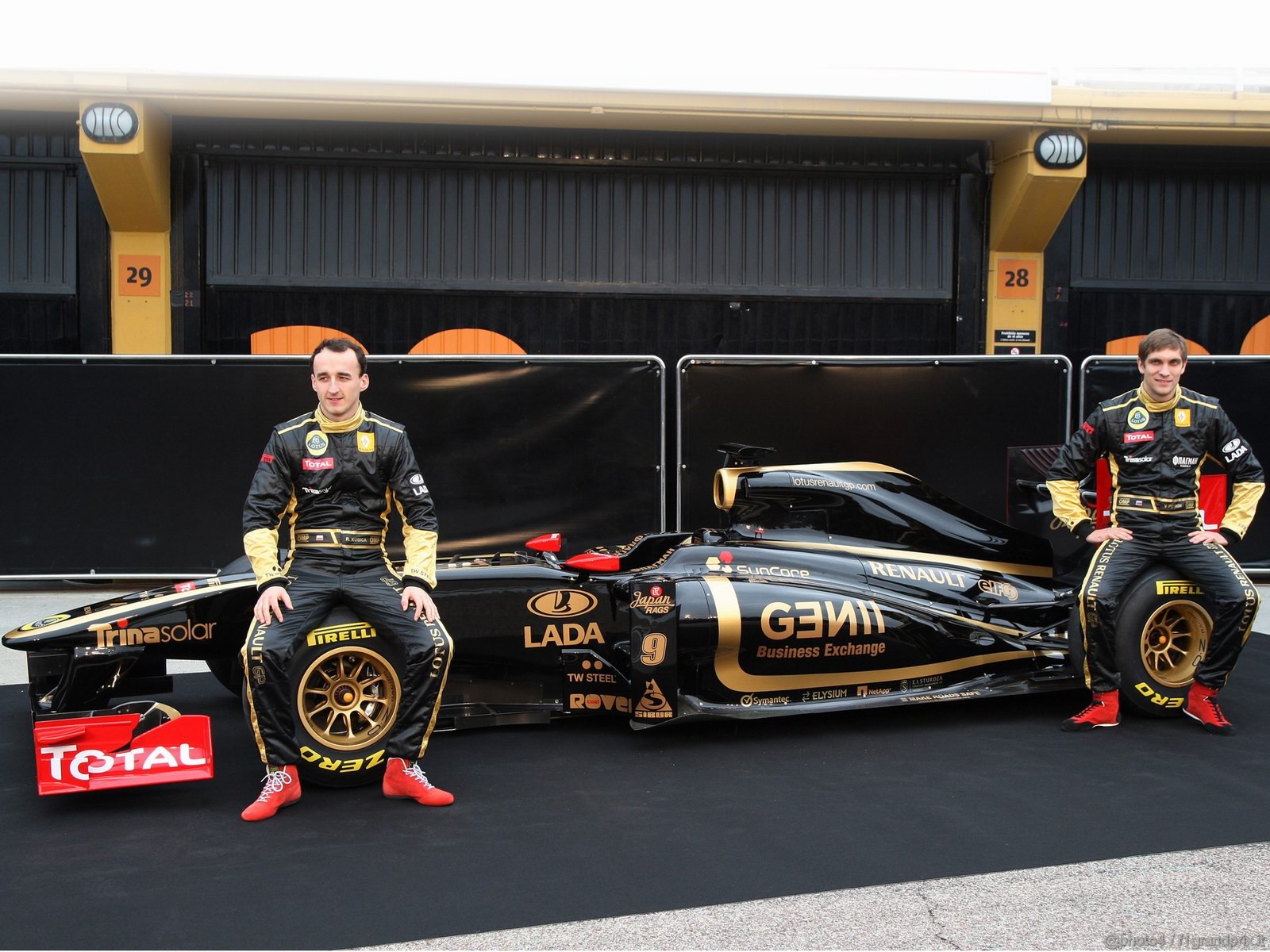 Lotus Renault R31 1600x1200