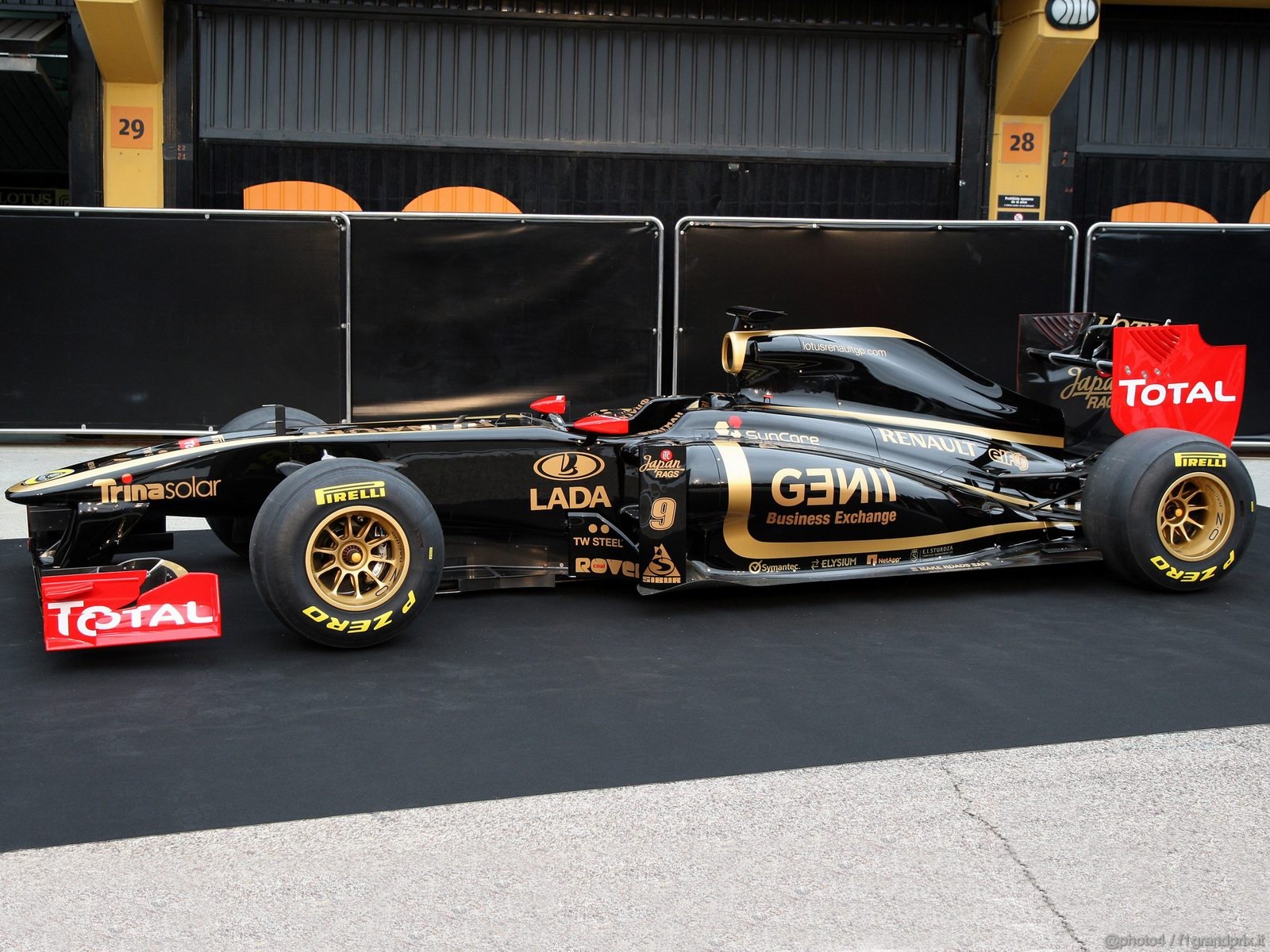Lotus Renault R31 1600x1200
