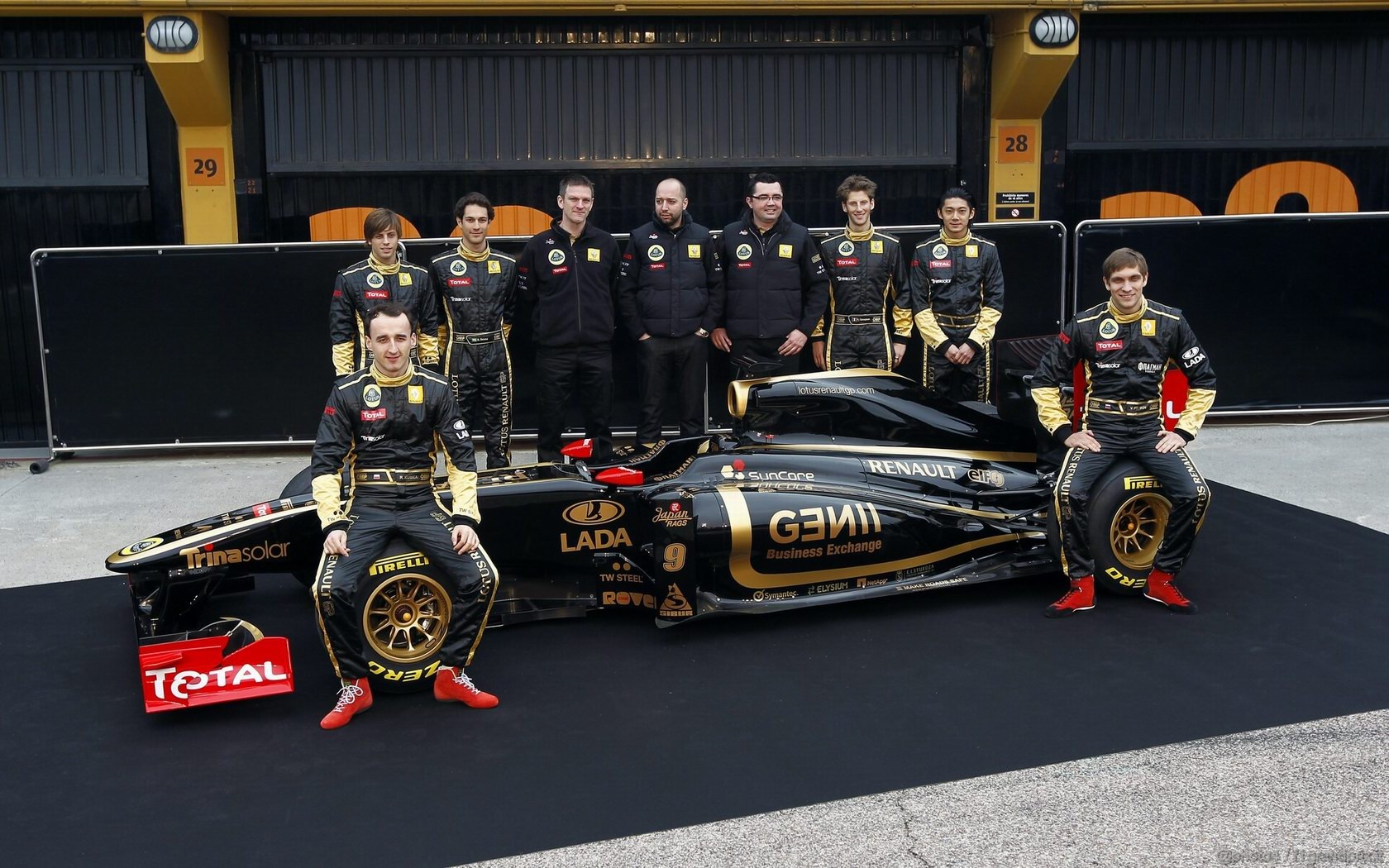 Lotus Renault R31 1680x1050