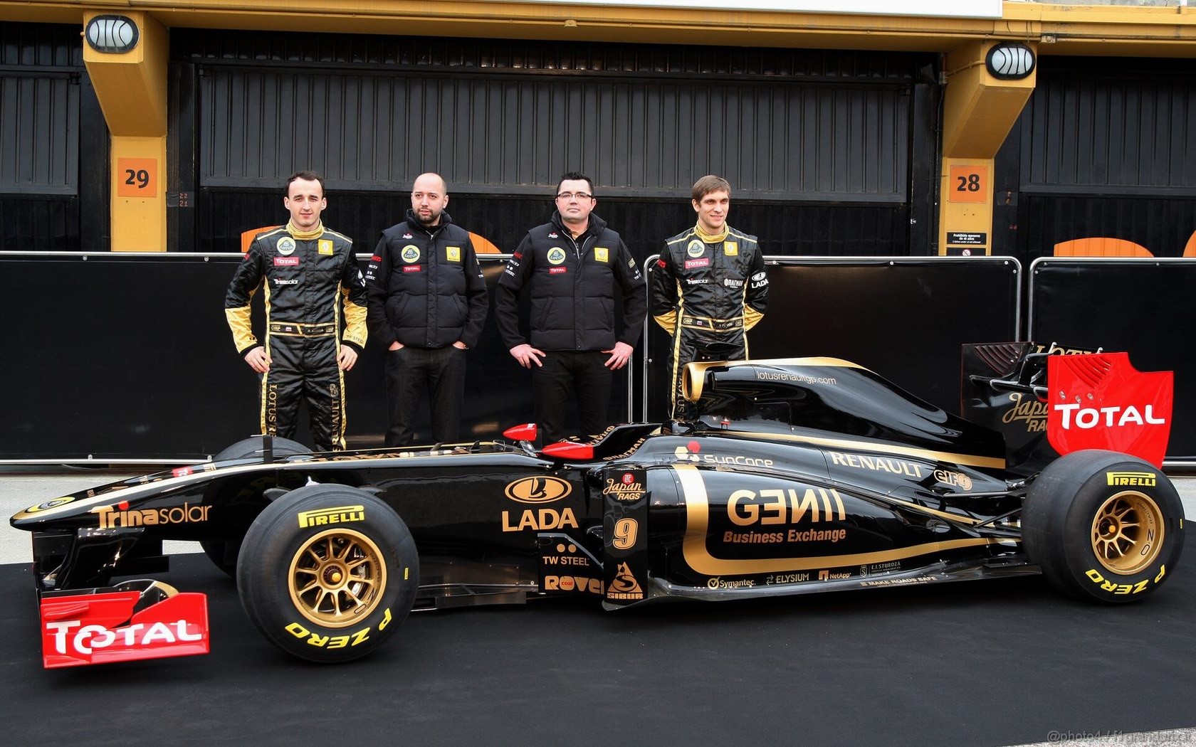 Lotus Renault R31 1680x1050