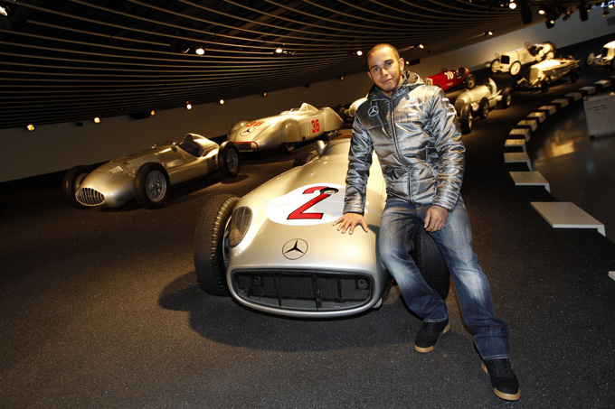 lewis-hamilton-mercedes-visita.jpg