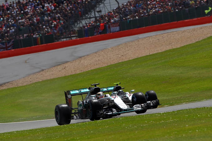 Ecclestone: “Le battaglie in pista tra Hamilton e Rosberg sono un bene per la Mercedes”