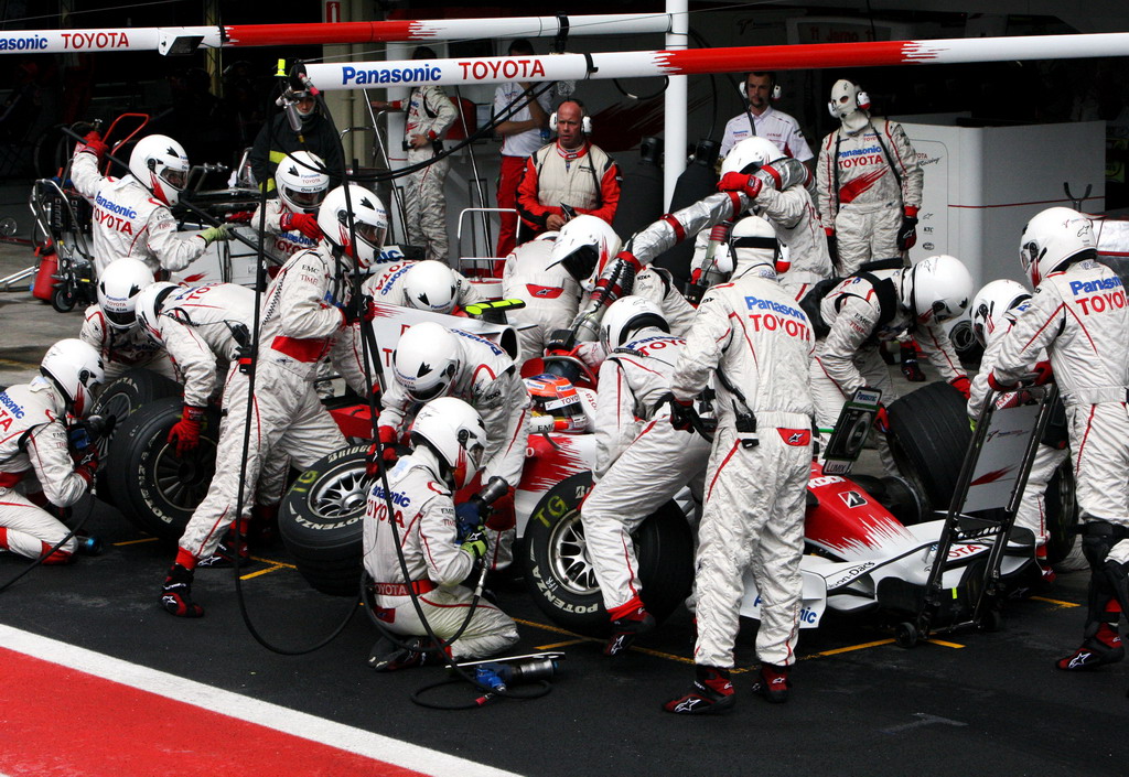 GP BRASILE, Timo Glock (GER) Toyota TF108 makes a pit stop.
Formula One World Championship, Rd 18, Brazilian Grand Prix, Gara, Interlagos, Sao Paulo, Brazil, Domenica 2 November 2008.
