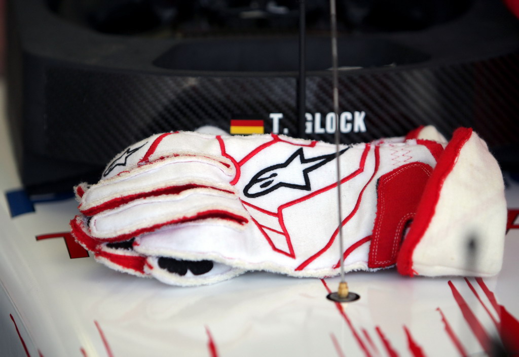 GP EUROPA, Gloves of Timo Glock (GER) Toyota.
Formula One World Championship, Rd 12, European Grand Prix, Practice Day, Valencia, Spain, Venerdi' 22 August 2008.
