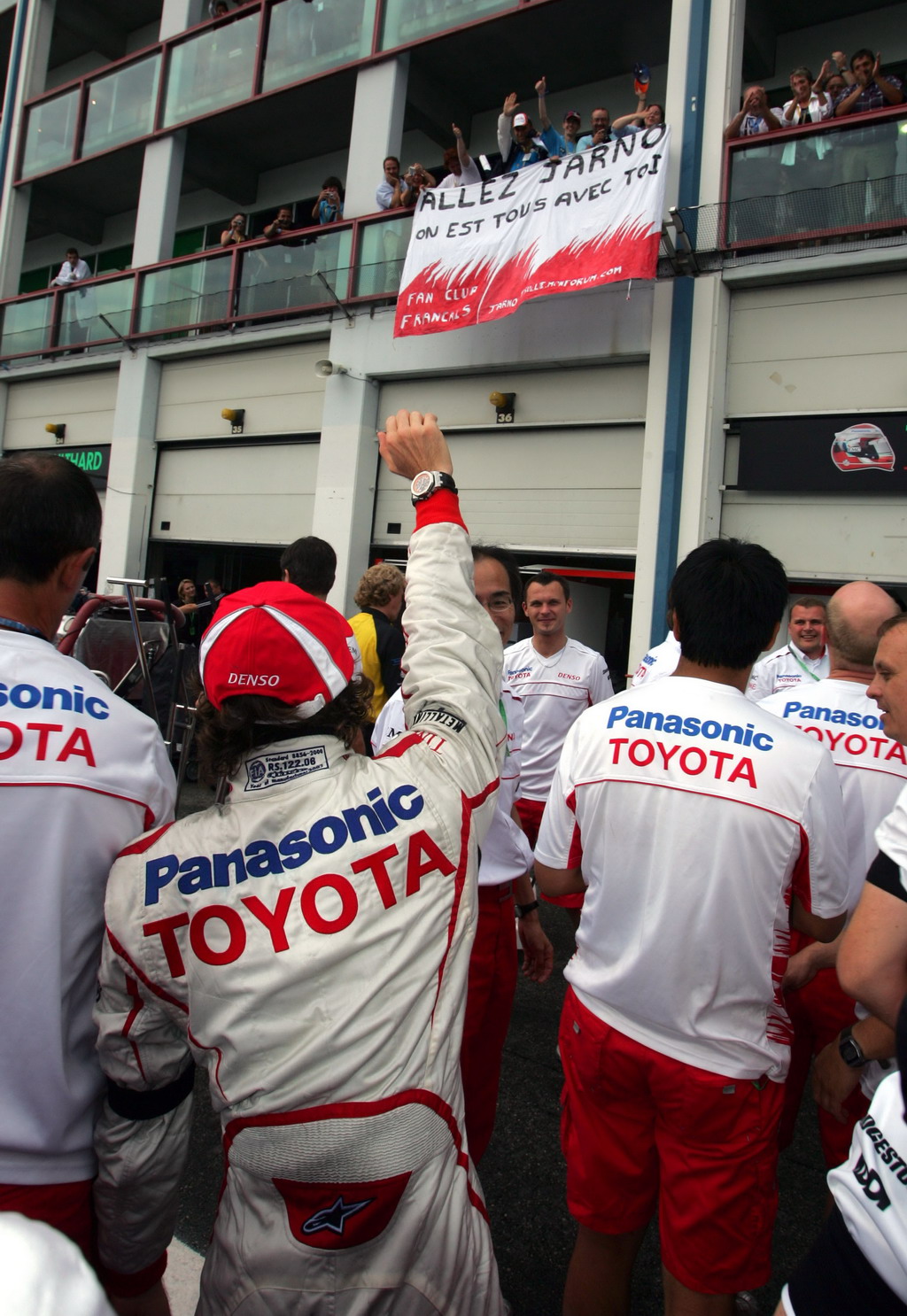 GP FRANCIA, Jarno Trulli (ITA) Toyota e Toyota team celebrations.
Formula One World Championship, Rd 8, French Grand Prix, Gara, Magny-Cours, France, Domenica 22 June 2008.
