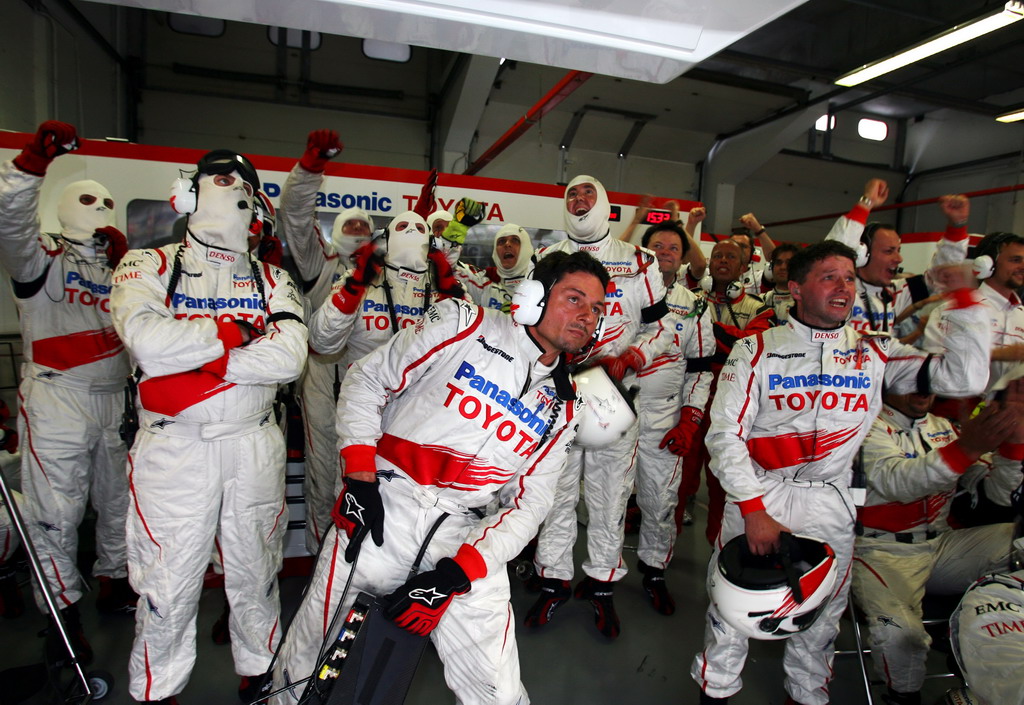 GP FRANCIA, Toyota watch the end of the race with Jarno Trulli (ITA) Toyota in third position.
Formula One World Championship, Rd 8, French Grand Prix, Gara, Magny-Cours, France, Domenica 22 June 2008.
