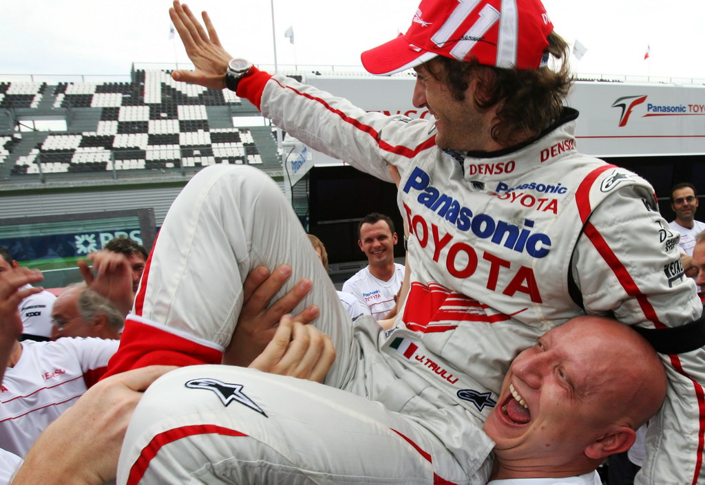 GP FRANCIA, Jarno Trulli (ITA) Toyota celebrates his third position with the team.
Formula One World Championship, Rd 8, French Grand Prix, Gara, Magny-Cours, France, Domenica 22 June 2008.
