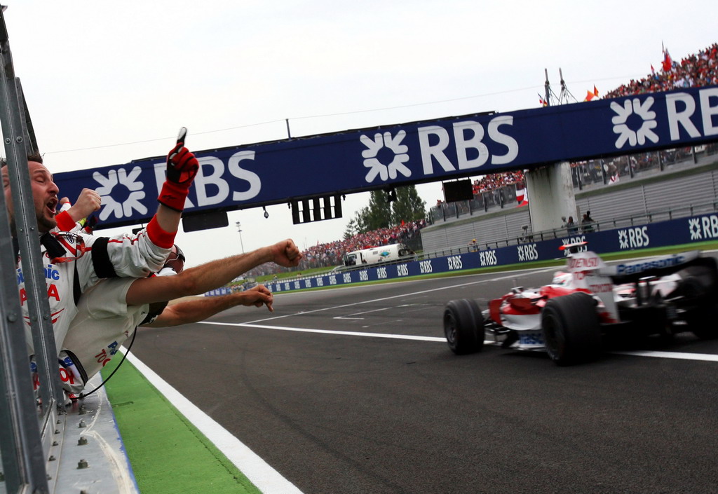 GP FRANCIA, Toyota celebrate as Jarno Trulli (ITA) Toyota TF108 takes third position.
Formula One World Championship, Rd 8, French Grand Prix, Gara, Magny-Cours, France, Domenica 22 June 2008.
