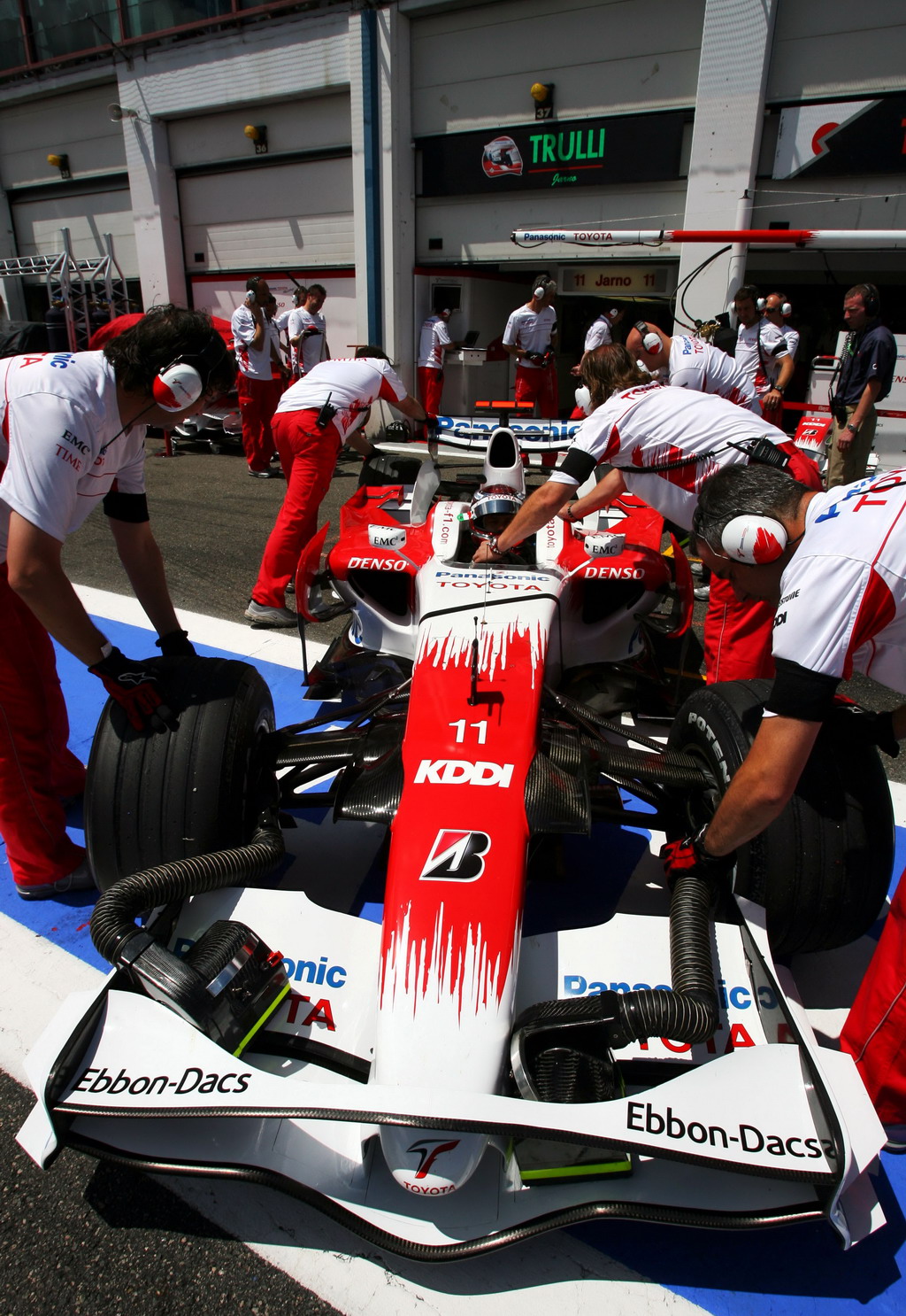 GP FRANCIA, Jarno Trulli (ITA) Toyota TF108.
Formula One World Championship, Rd 8, French Grand Prix, Practice Day, Magny-Cours, France, Venerdi' 20 June 2008.
