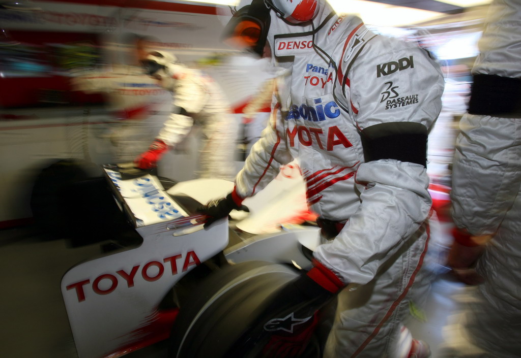 GP FRANCIA, Toyota meccanici during qualifying.
Formula One World Championship, Rd 8, French Grand Prix, Qualifiche Day, Magny-Cours, France, Saturday 21 June 2008.
