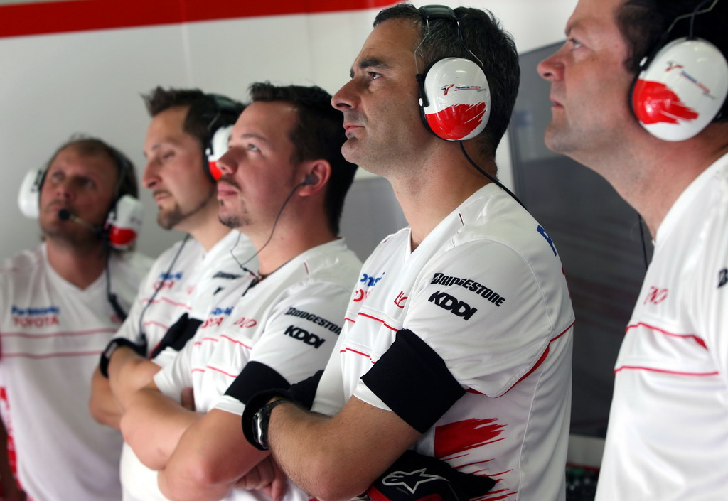 GP FRANCIA, Toyota Mechanics wear black armbands as a mark of respect to former Team Principal Ove Andersson (SWE) who was killed last week.
Formula One World Championship, Rd 8, French Grand Prix, Practice Day, Magny-Cours, France, Venerdi' 20 June 2008.
