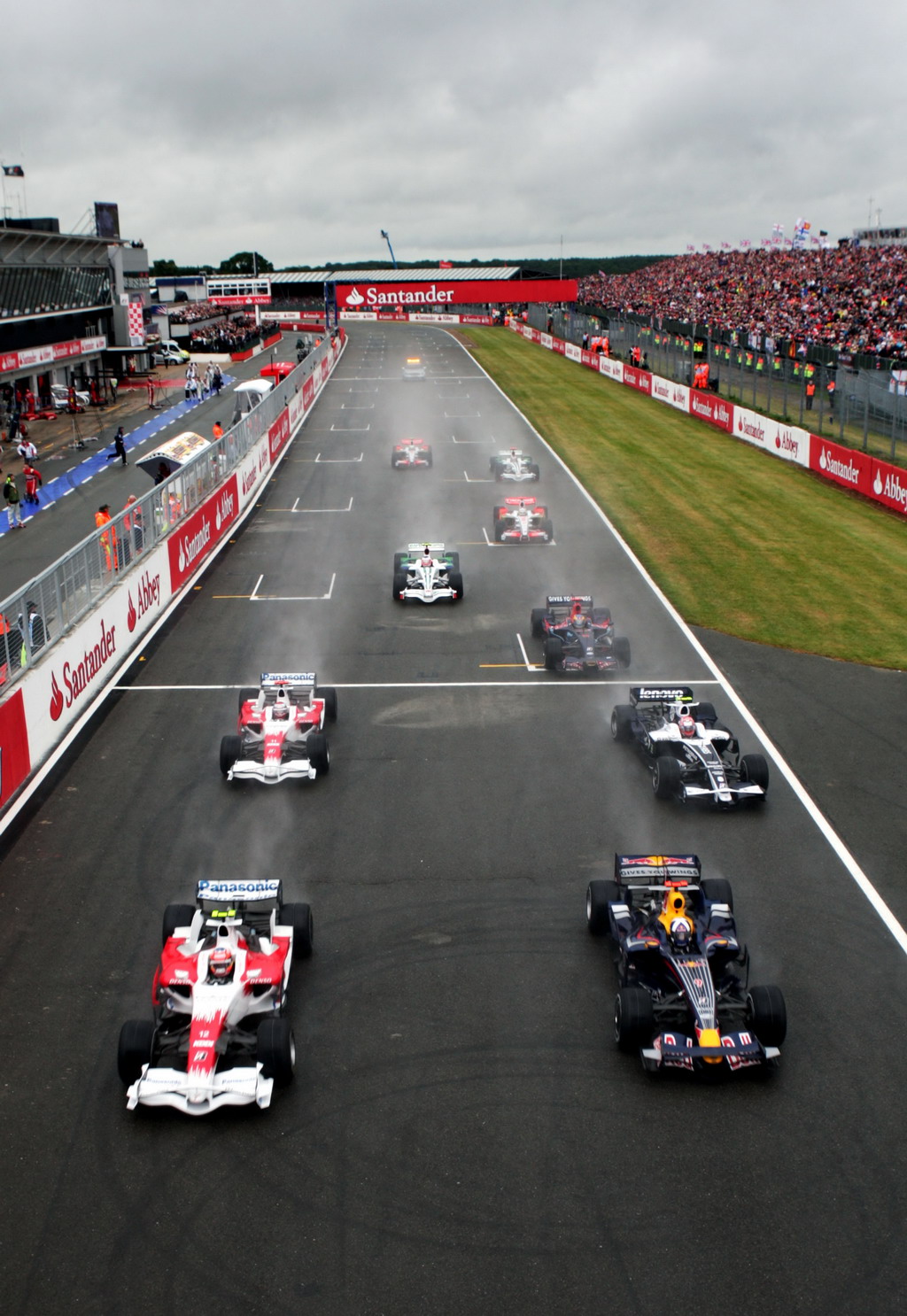 GP GRAN BRETAGNA, Timo Glock (GER) Toyota TF108 e David Coulthard (GBR) Red Bull Racing RB4 at the partenza of the race.
Formula One World Championship, Rd 9, British Grand Prix, Gara, Silverstone, England, Domenica 6 July 2008.
