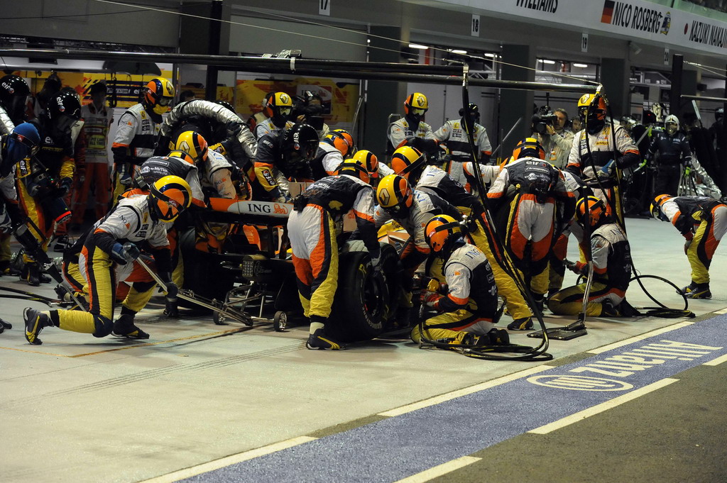 GP SINGAPORE, SINGAPORE GRAND PRIX F1/2008 -  SINGAPORE 28/09/2008  - RENAULT PIT STOP
© FOTO ERCOLE COLOMBO FOR BRIDGESTONE
