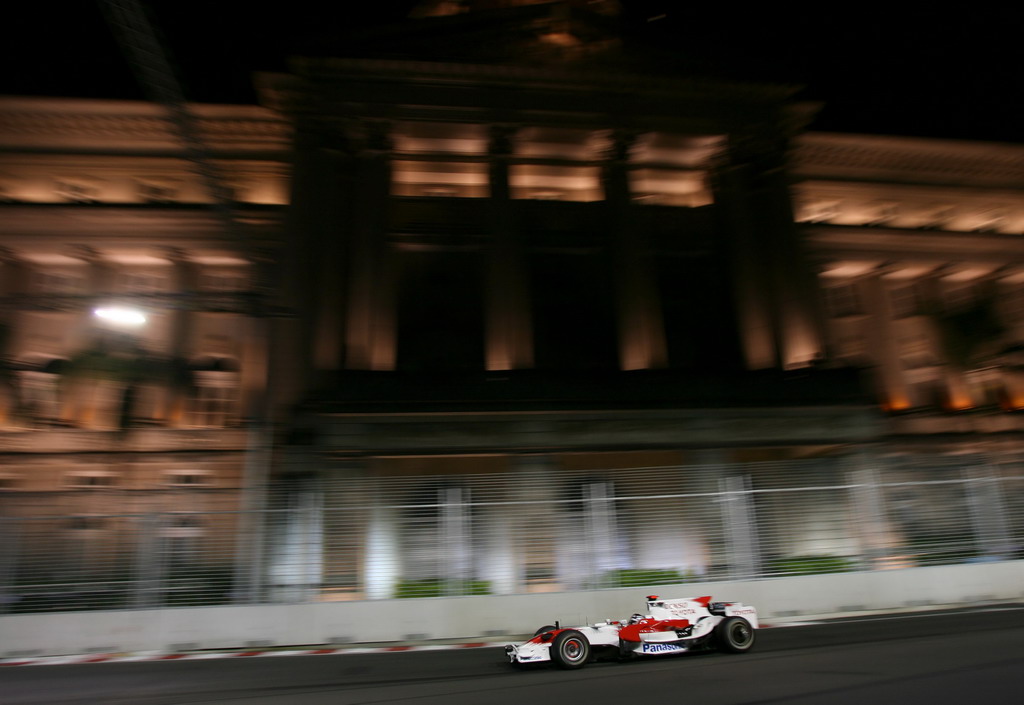 GP SINGAPORE, Jarno Trulli (ITA) Toyota TF108.
Formula One World Championship, Rd 15, Singapore Grand Prix, Practice, Marina Bay Street Circuit, Singapore, Venerdi' 26 September 2008.
