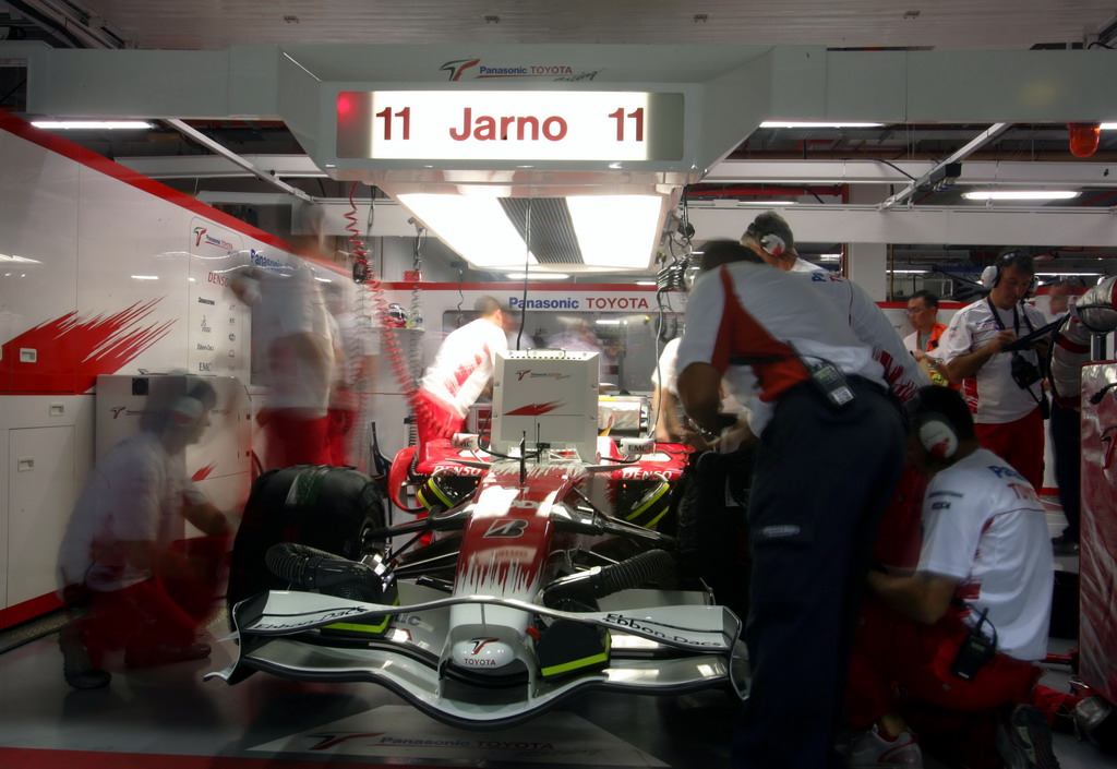 GP SINGAPORE, Mechanics work on the car of Jarno Trulli (ITA) Toyota TF108.
Formula One World Championship, Rd 15, Singapore Grand Prix, Practice, Marina Bay Street Circuit, Singapore, Venerdi' 26 September 2008.
