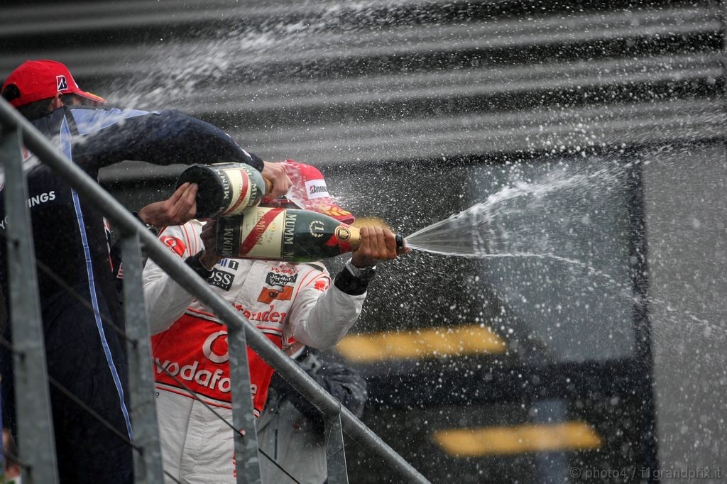 GP Belgio, Gara, Lewis Hamilton (GBR), McLaren Mercedes, MP4-25 vincitore e Mark Webber (AUS), Red Bull Racing, RB6 secondo