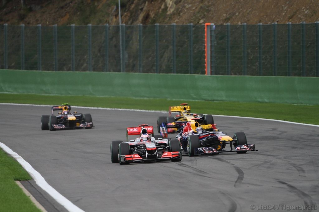 GP Belgio, Gara, Sebastian Vettel (GER), Red Bull Racing, RB6 e Jenson Button (GBR), McLaren  Mercedes, MP4-25 crash 