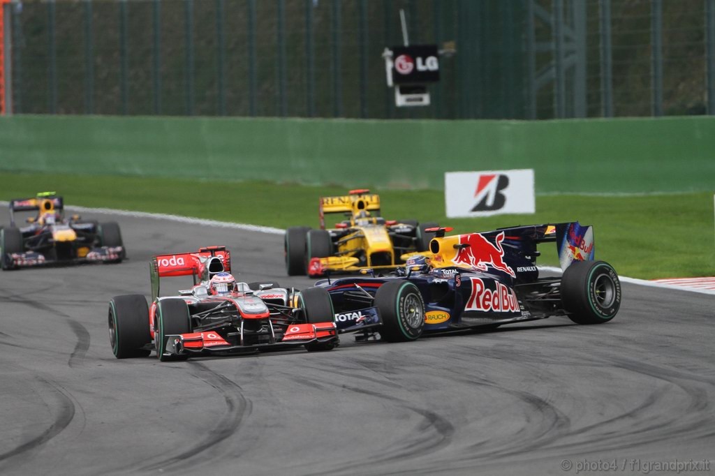 GP Belgio, Gara, Sebastian Vettel (GER), Red Bull Racing, RB6 e Jenson Button (GBR), McLaren Mercedes, MP4-25 crash