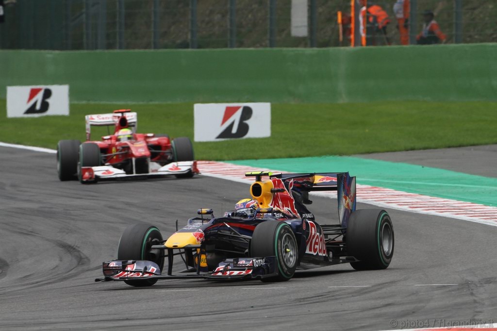 GP Belgio, Gara, Mark Webber (AUS), Red Bull Racing, RB6 davanti a Felipe Massa (BRA), Ferrari, F10