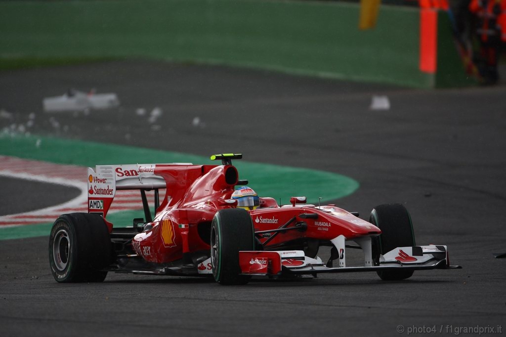 GP Belgio, Gara, Fernando Alonso (ESP), Ferrari, F10 e Rubens Barrichello (BRA), Williams, FW32 crash 