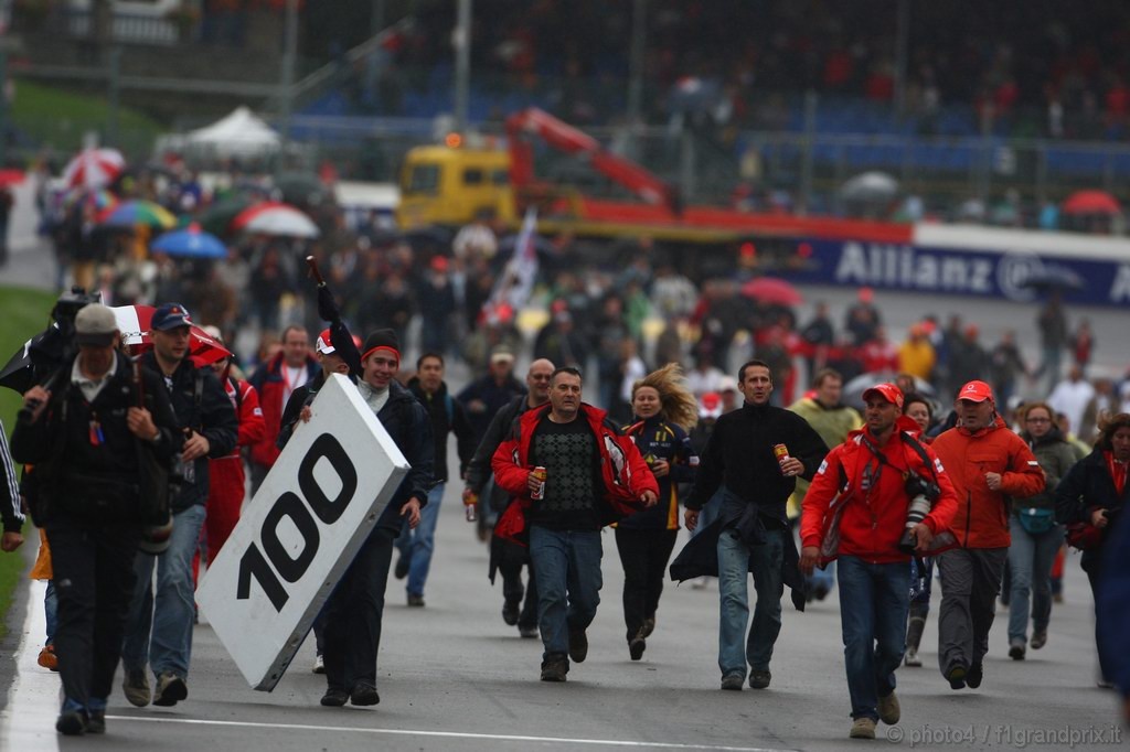 GP Belgio, Gara, Fans in the track after the race