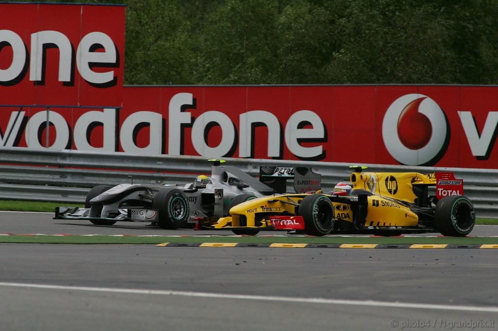GP Belgio, Gara, Vitaly Petrov (RUS), Renault F1 Team, R30 e Nico Rosberg (GER), Mercedes GP F1 Team, MGP W01
