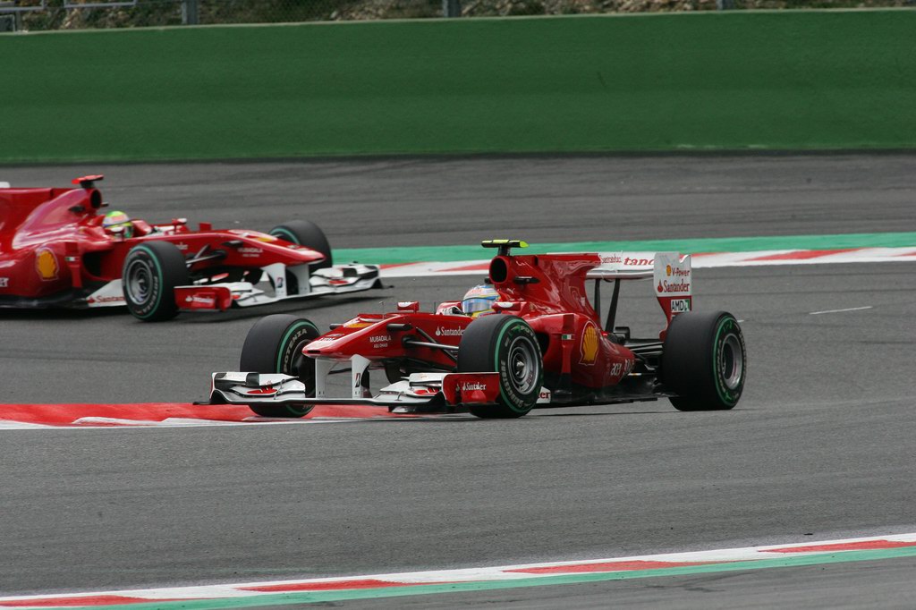 GP Belgio, Venerdi', Fernando Alonso (ESP), Ferrari, F10 davanti a Felipe Massa (BRA), Ferrari, F10 
