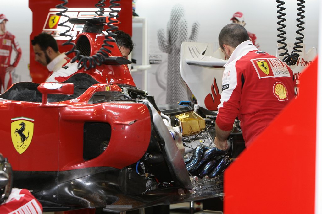 GP Belgio, Venerdi', Mechanics Ferrari work on the car
