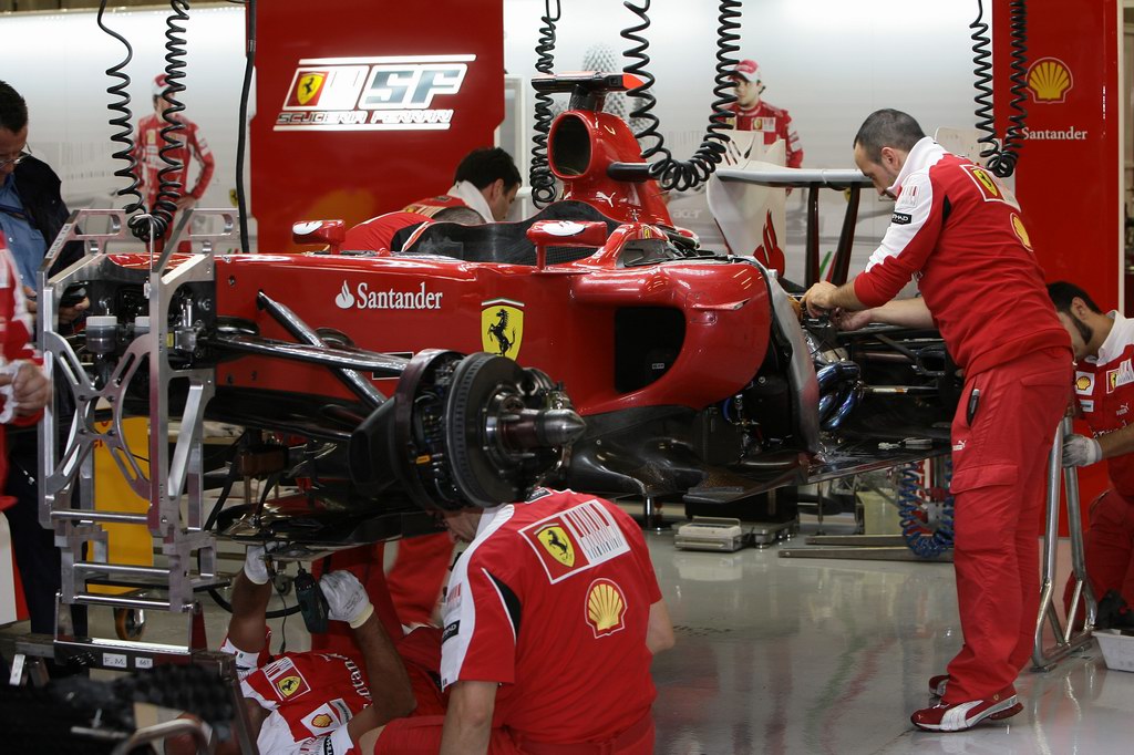 GP Belgio, Venerdi', Mechanics Ferrari work on the car
