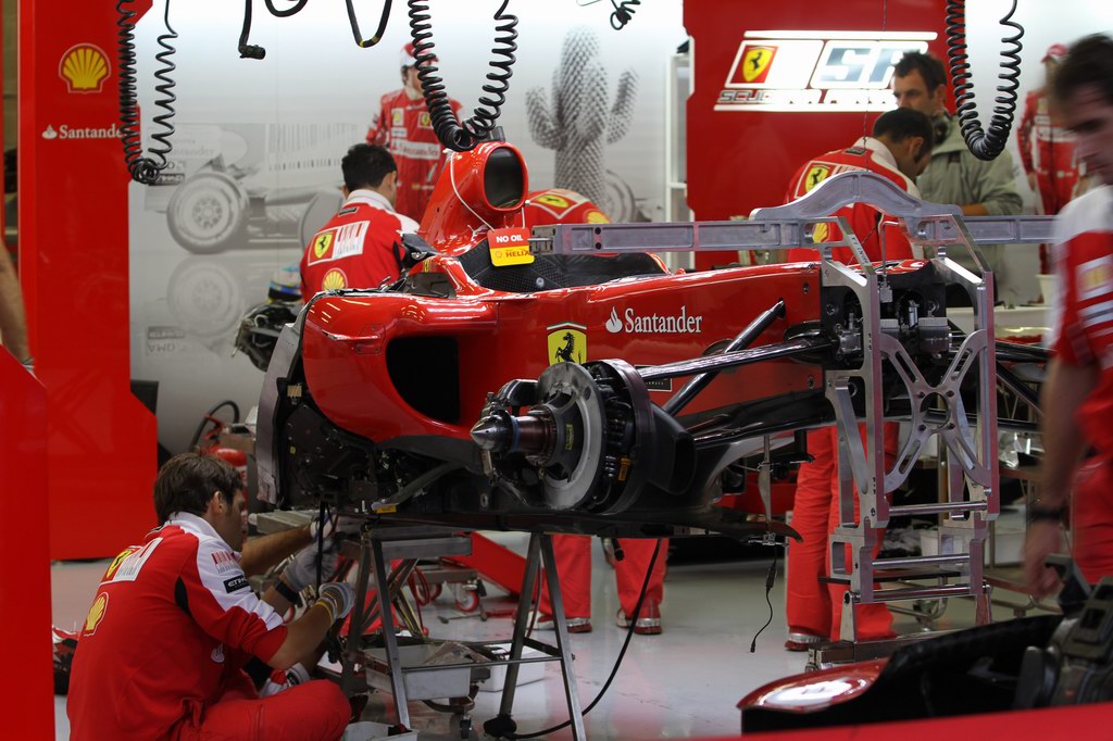 GP Belgio, Venerdi', Mechanics Ferrari work on the car