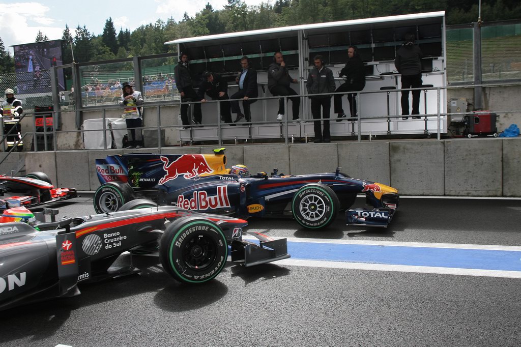 GP Belgio, Venerdi', Mark Webber (AUS), Red Bull Racing, RB6 e Sakon Yamamoto (JPN), Hispania Racing F1 Team (HRT), F110  