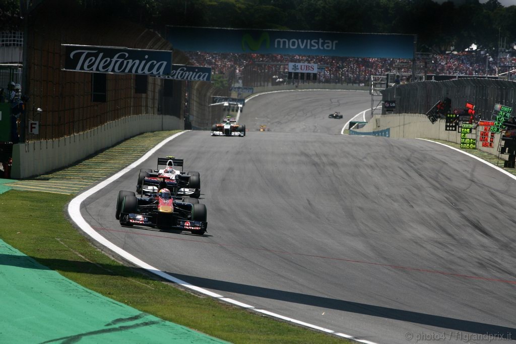 GP Brasile, Gara, Sébastien Buemi (SUI), Scuderia Toro Rosso, STR5 davanti a Kamui Kobayashi (JAP), BMW Sauber F1 Team, C29 