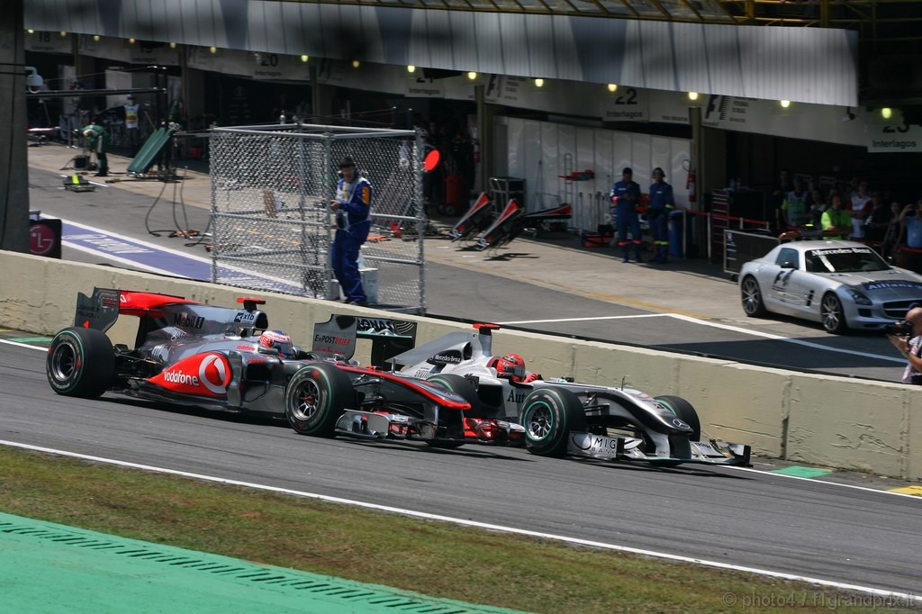 GP Brasile, Gara, Jenson Button (GBR), McLaren  Mercedes, MP4-25 e Michael Schumacher (GER), Mercedes GP  F1 Team, MGP W01 