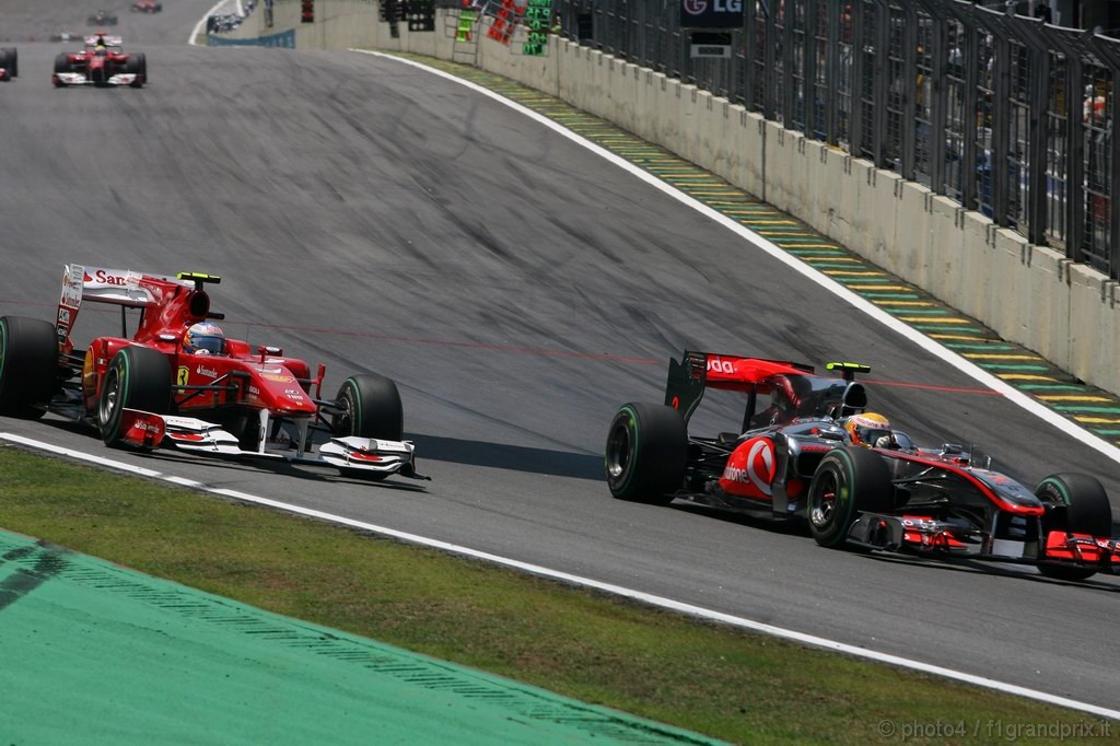 GP Brasile, Gara, Fernando Alonso (ESP), Ferrari, F10 e Lewis Hamilton (GBR), McLaren  Mercedes, MP4-25 